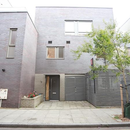 Spacious 3-Story Retreat With Rooftop Terrace And Modern Amenities London Exterior foto