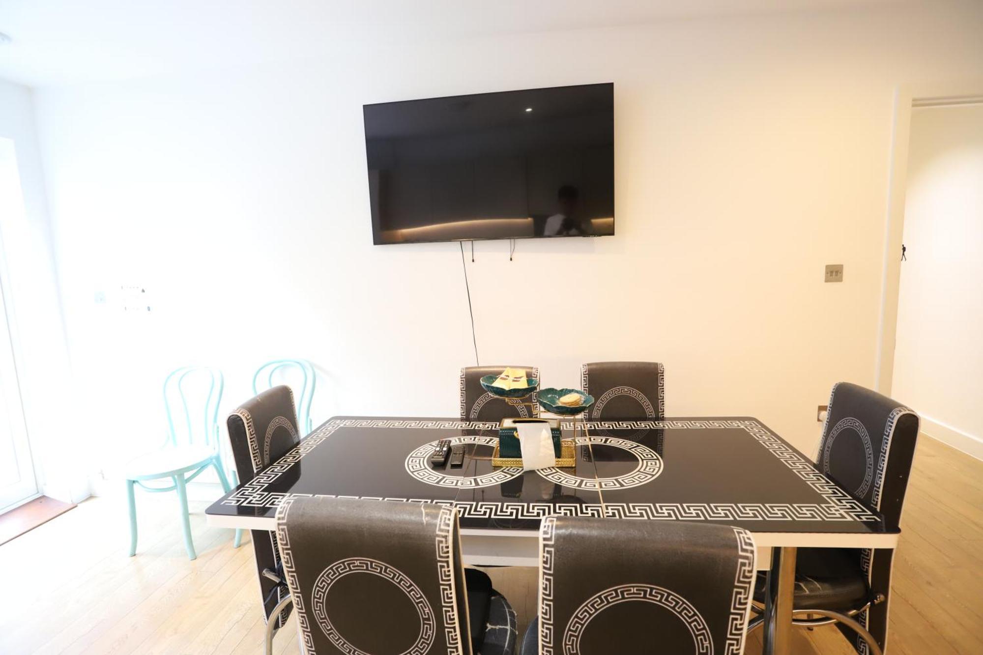Spacious 3-Story Retreat With Rooftop Terrace And Modern Amenities London Exterior foto