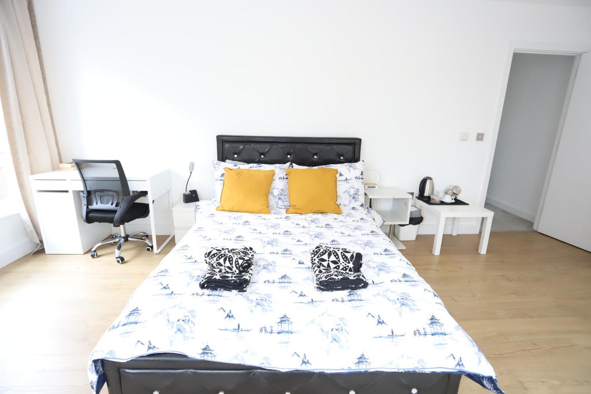 Spacious 3-Story Retreat With Rooftop Terrace And Modern Amenities London Exterior foto