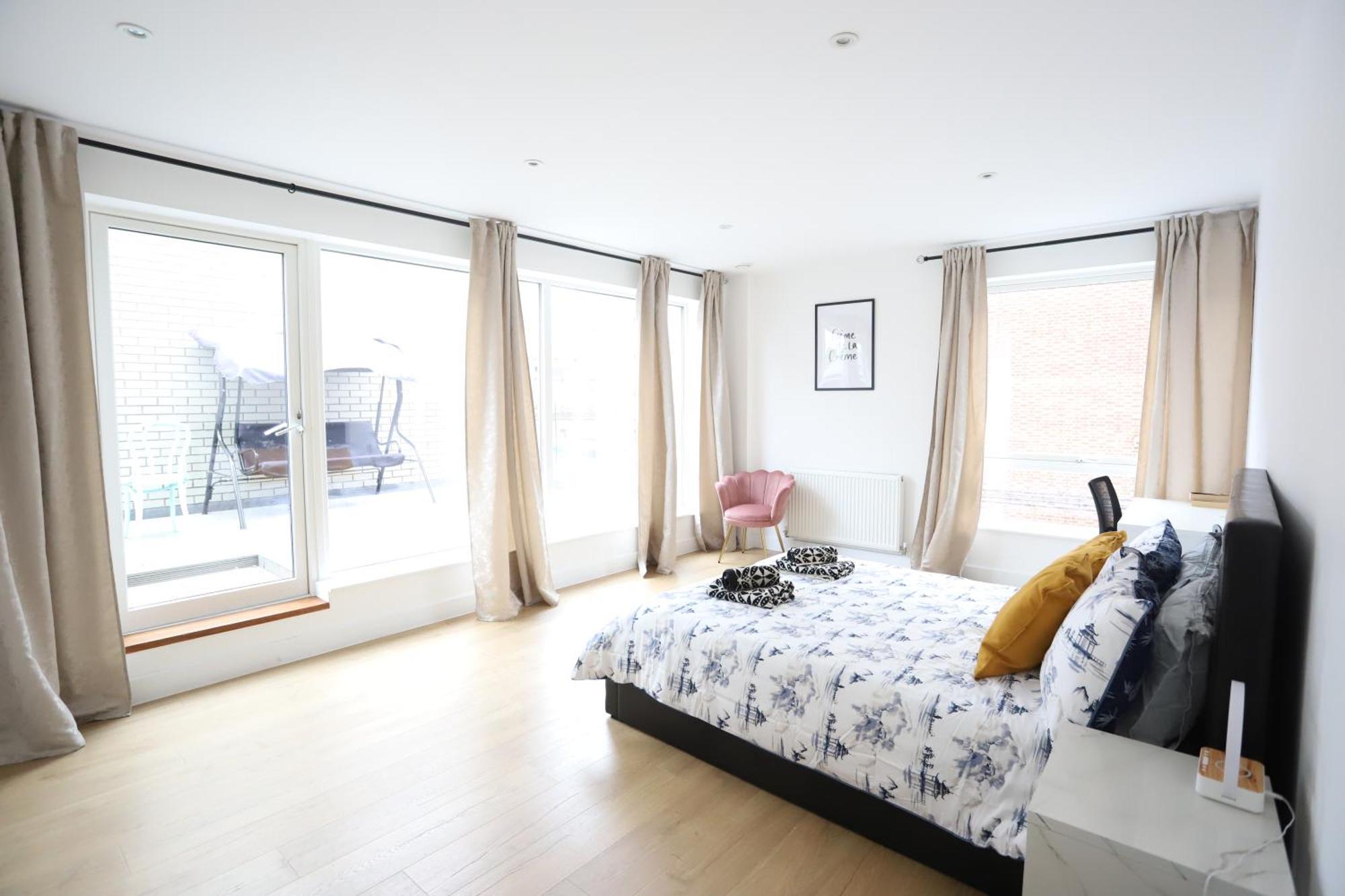 Spacious 3-Story Retreat With Rooftop Terrace And Modern Amenities London Exterior foto