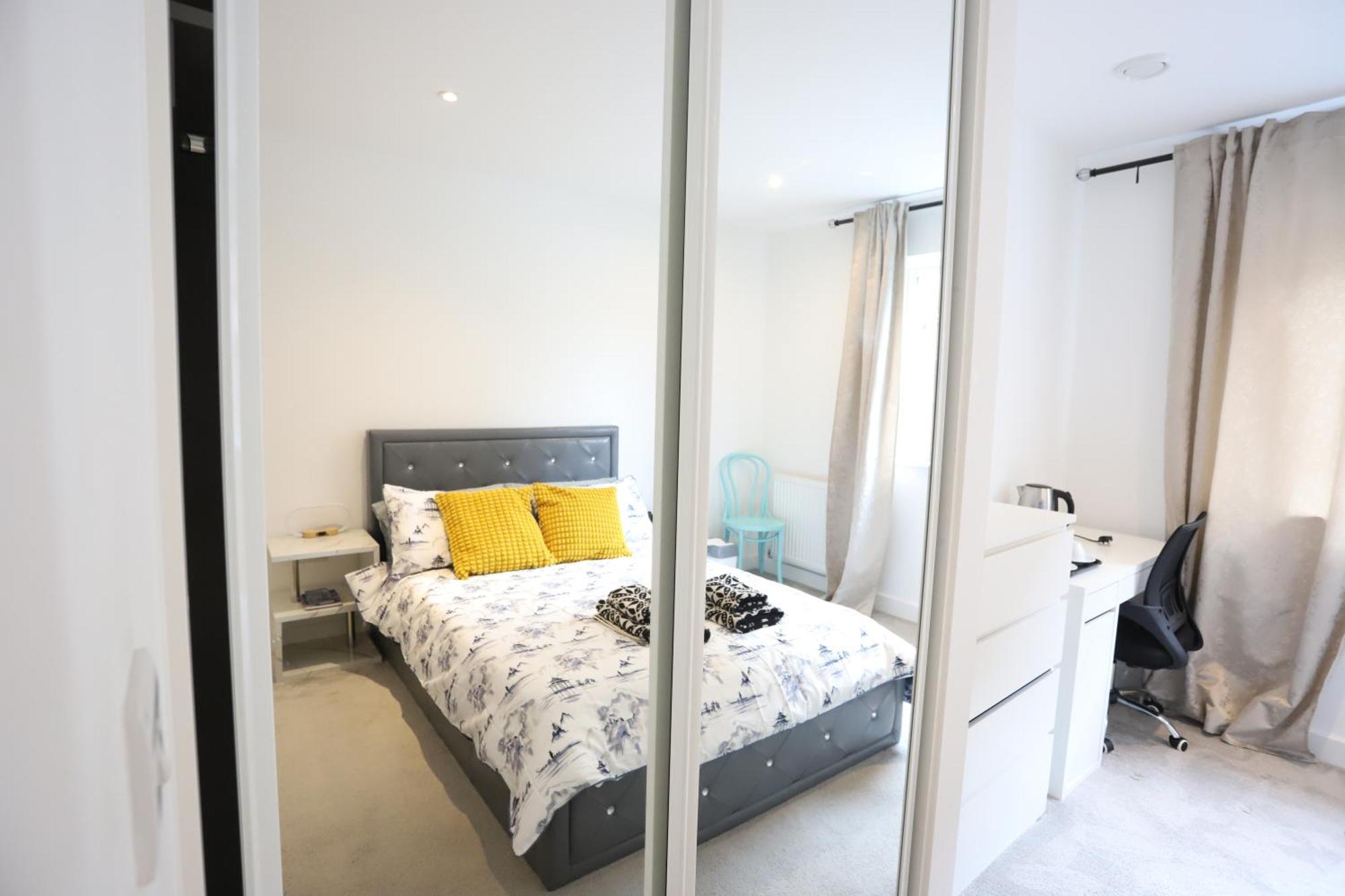 Spacious 3-Story Retreat With Rooftop Terrace And Modern Amenities London Exterior foto