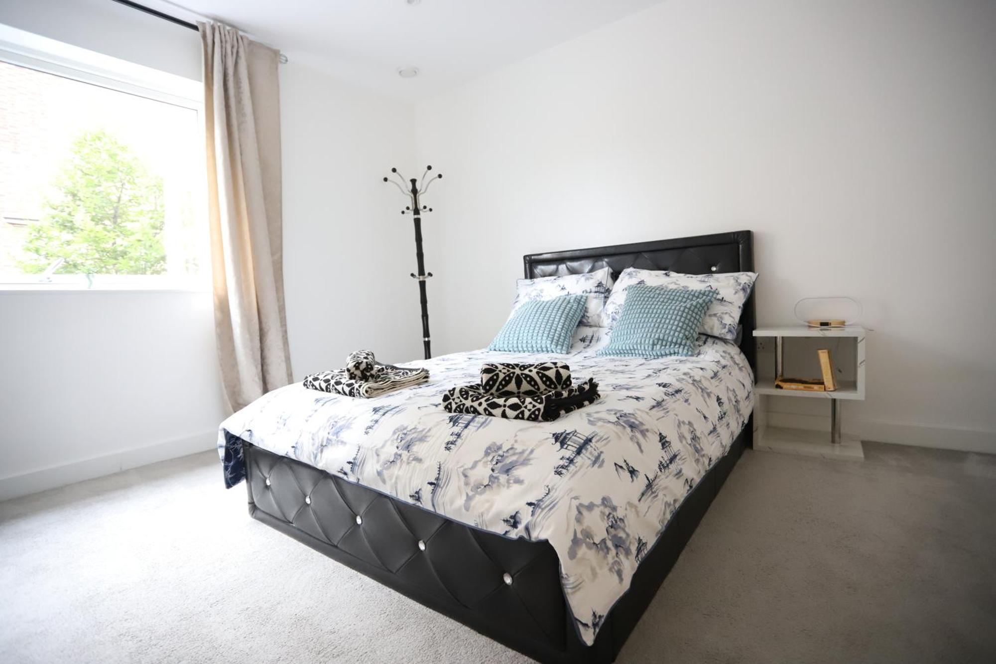 Spacious 3-Story Retreat With Rooftop Terrace And Modern Amenities London Exterior foto