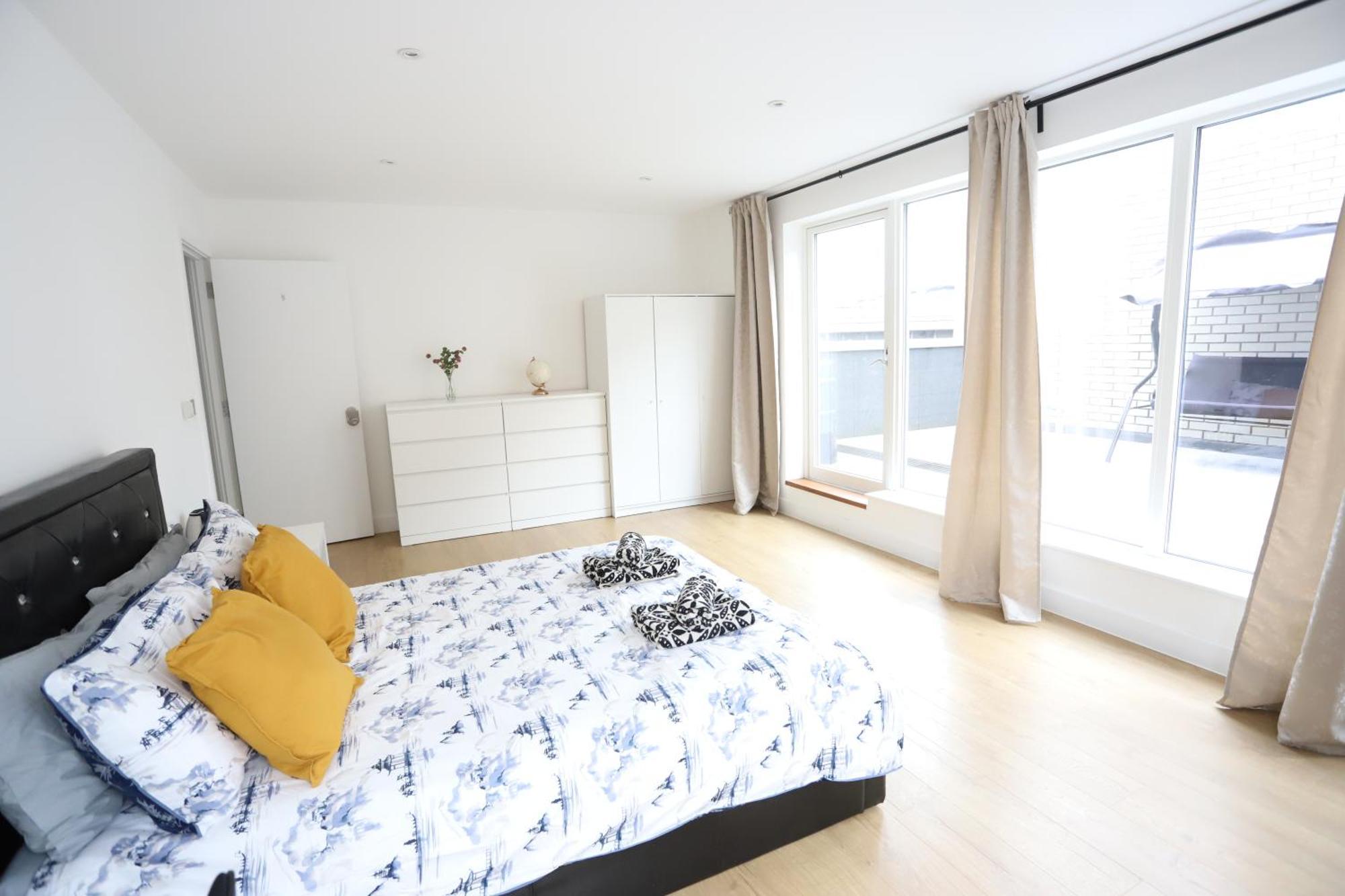 Spacious 3-Story Retreat With Rooftop Terrace And Modern Amenities London Exterior foto